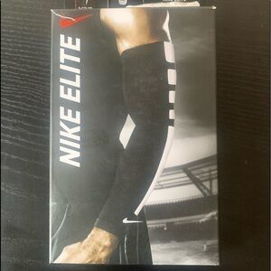 𝅺NEW Nike Basketball ELITE SLEEVE ‎ One Sleeve BLACK/White  adult One Size